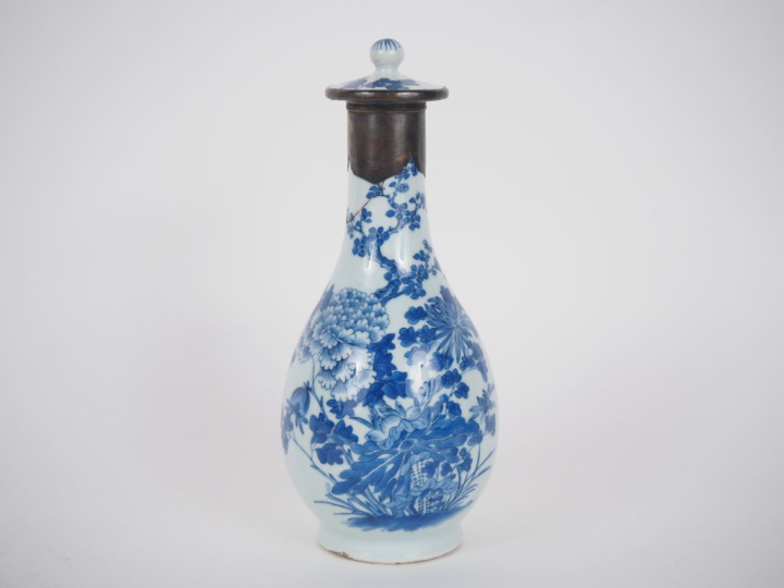 Chine, XIXe siècle  Vase piriforme couvert en porcelaine blanche à déc