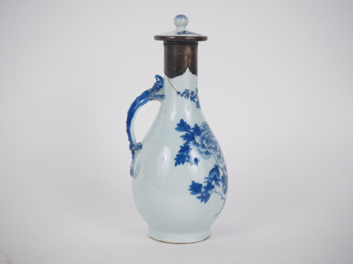 Chine, XIXe siècle  Vase piriforme couvert en porcelaine blanche à déc