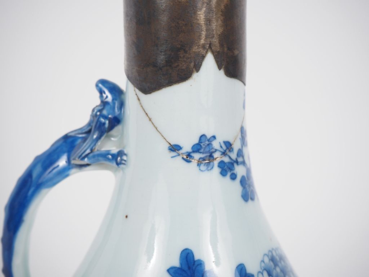 Chine, XIXe siècle  Vase piriforme couvert en porcelaine blanche à déc