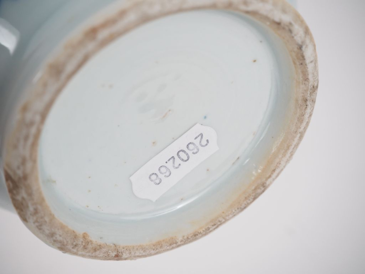 Chine, XIXe siècle  Vase piriforme couvert en porcelaine blanche à déc