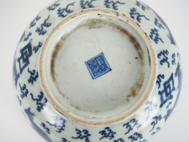 Chine, fin XVIIIe siècle,  Coupe sur petit talon en porcelaine blanche