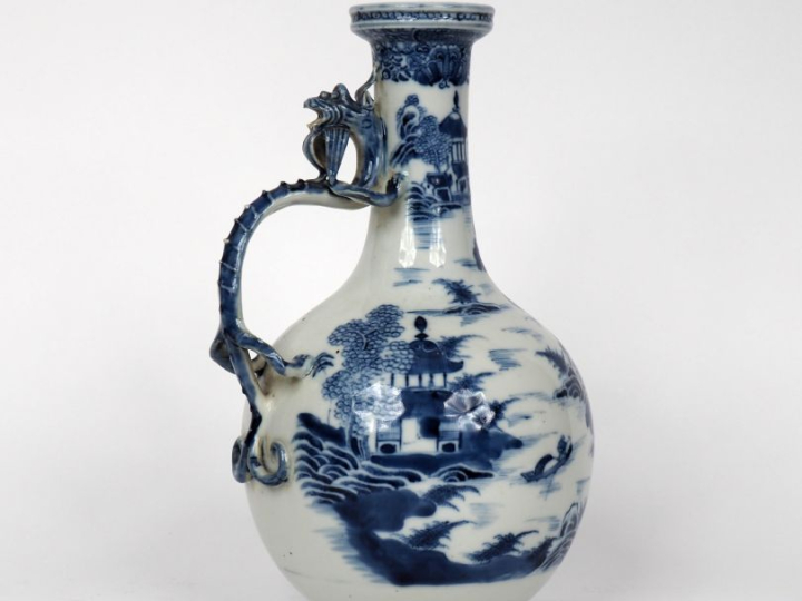 Chine, période Guangxu Vase bouteille en porcelaine blanche, finement 