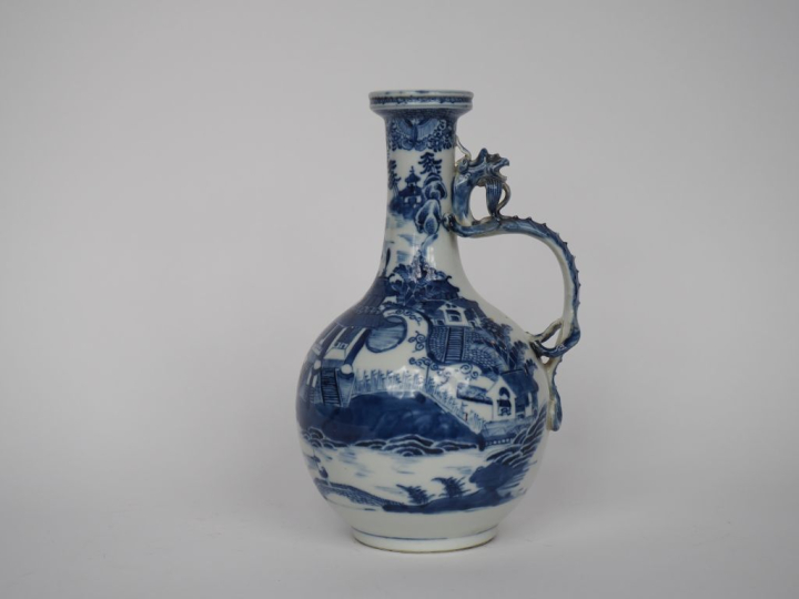 Chine, période Guangxu Vase bouteille en porcelaine blanche, finement 