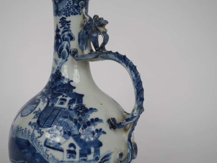 Chine, période Guangxu Vase bouteille en porcelaine blanche, finement 