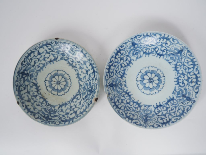 Chine, XIXe siècle Deux assiettes en porcelaine bleu blanc, à décor de