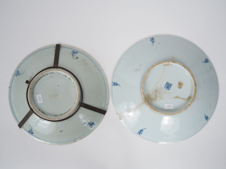 Chine, XIXe siècle Deux assiettes en porcelaine bleu blanc, à décor de