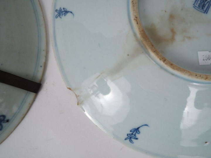 Chine, XIXe siècle Deux assiettes en porcelaine bleu blanc, à décor de