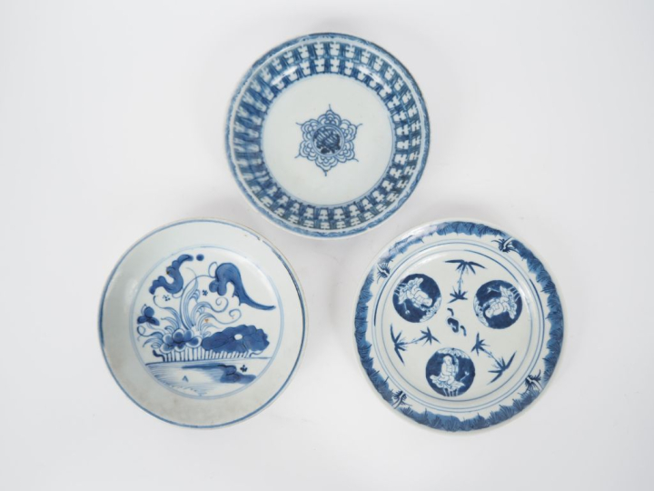 Chine, XIXe siècle  Ensemble de trois assiettes en porcelaine bleu bla