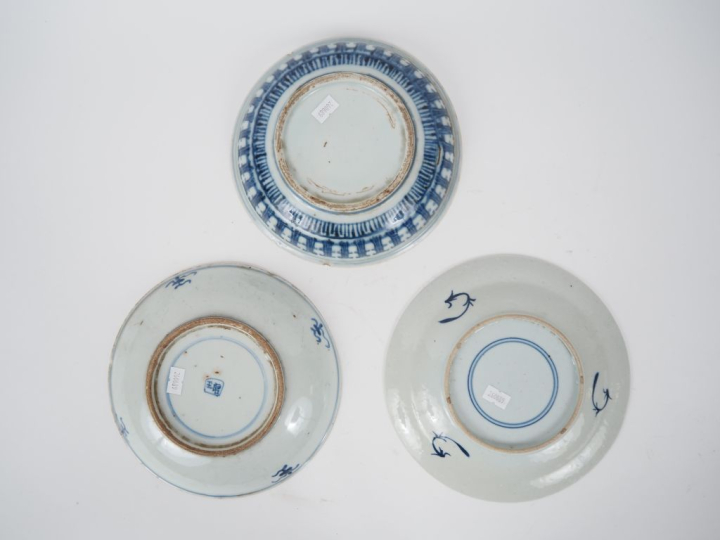 Chine, XIXe siècle  Ensemble de trois assiettes en porcelaine bleu bla