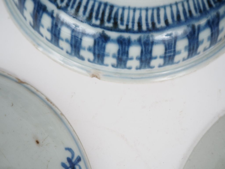 Chine, XIXe siècle  Ensemble de trois assiettes en porcelaine bleu bla