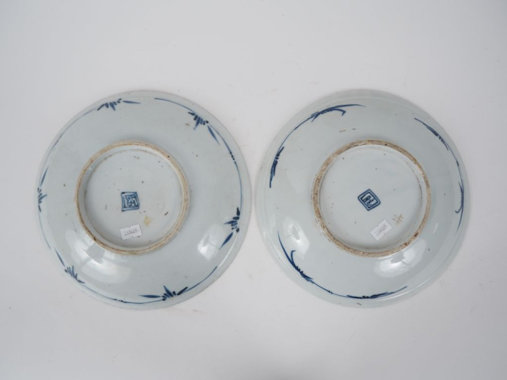 Chine, XIXe siècle Paire d’assiettes en porcelaine bleu blanc, à décor