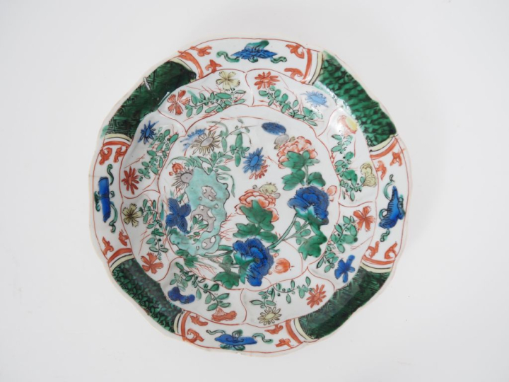 Chine, fin de la période Qing Assiette en porcelaine et émaux de la fa