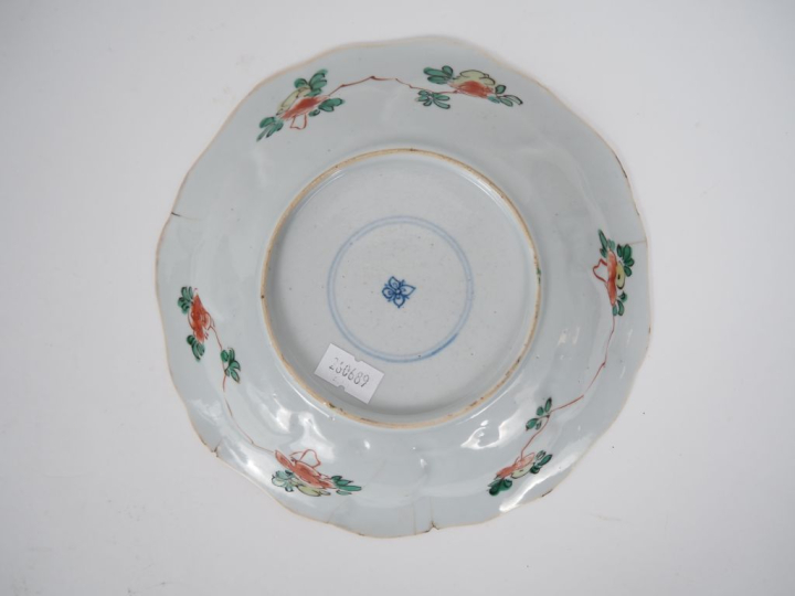 Chine, fin de la période Qing Assiette en porcelaine et émaux de la fa