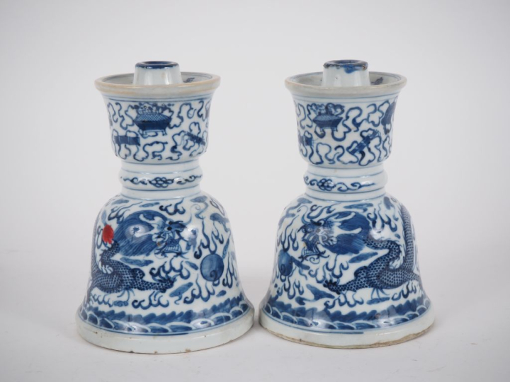 Chine, période Guangxu,  Paire de candélabres en porcelaine blanche, à