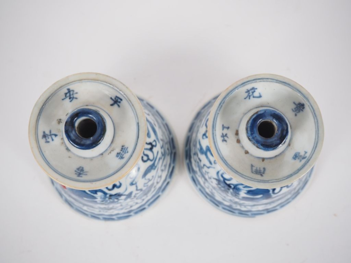 Chine, période Guangxu,  Paire de candélabres en porcelaine blanche, à