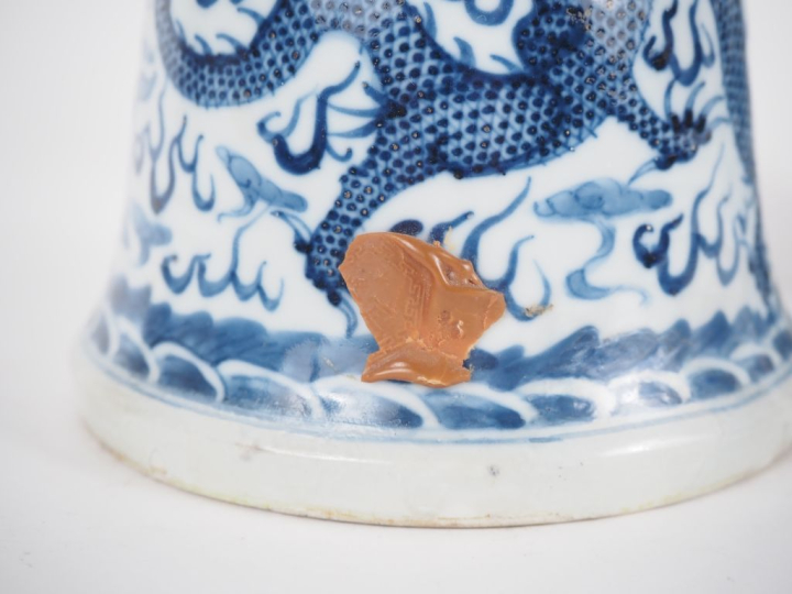 Chine, période Guangxu,  Paire de candélabres en porcelaine blanche, à