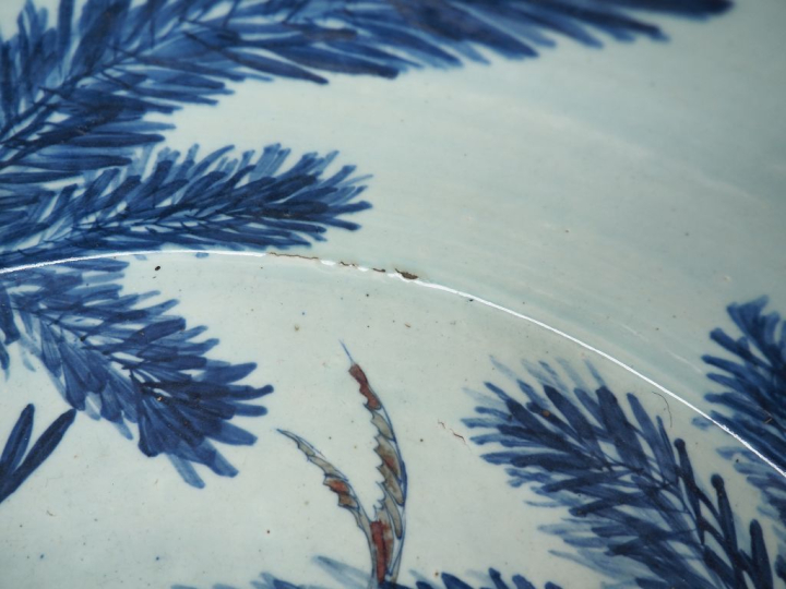 Chine, XVIIIe siècle,  Important bassin en porcelaine blanche, légèrem