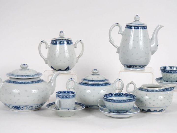 Chine XXème, Importante partie de service de table à décor bleu blanc 