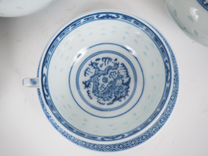 Chine XXème, Importante partie de service de table à décor bleu blanc 