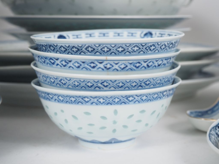 Chine XXème, Importante partie de service de table à décor bleu blanc 