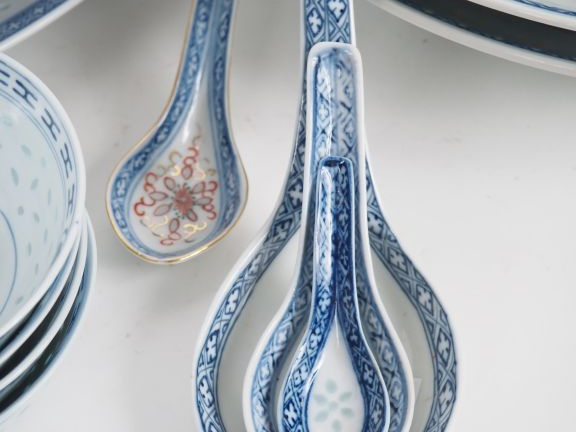 Chine XXème, Importante partie de service de table à décor bleu blanc 