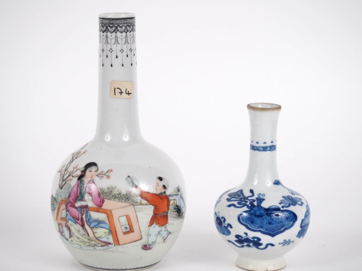 Chine, époque Qing et période République,  Deux vases pansus à long co