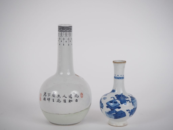 Chine, époque Qing et période République,  Deux vases pansus à long co