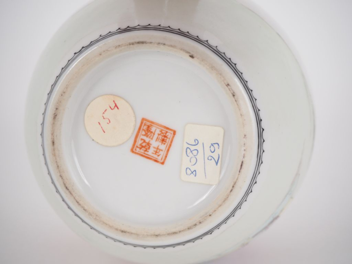 Chine, époque Qing et période République,  Deux vases pansus à long co