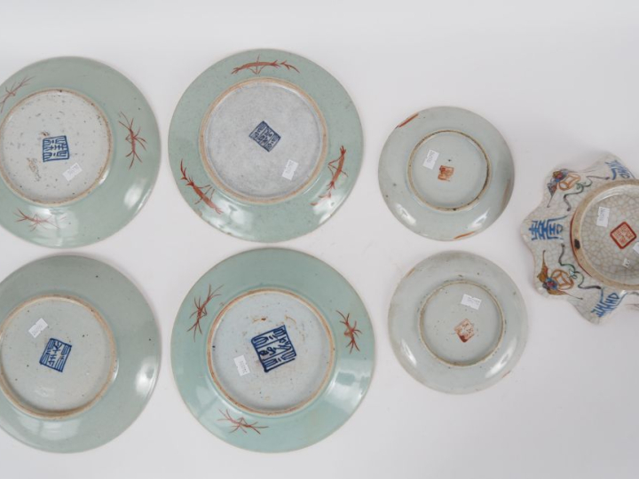 Chine, fin XIXe et XXe siècle,  Sept porcelaines en émaux de style fam