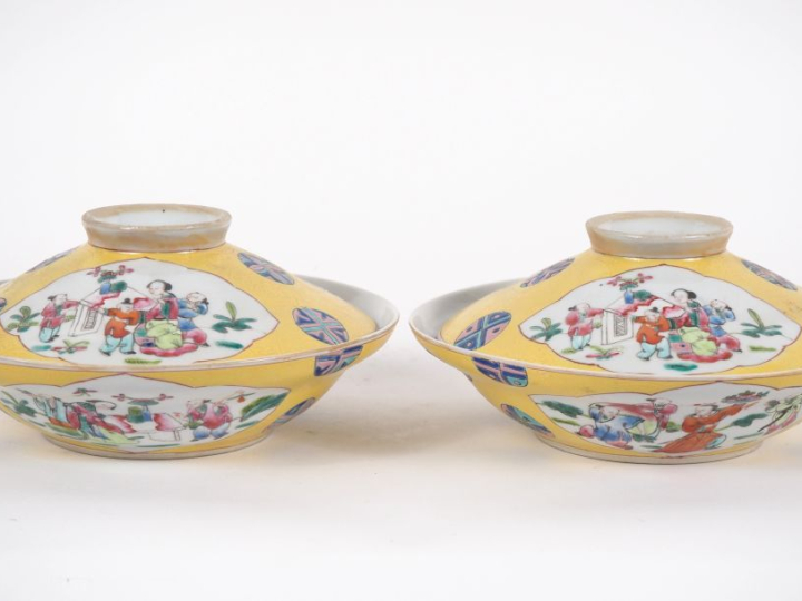Chine, XXe siècle, Paire de coupes couvertes en porcelaine et émaux de