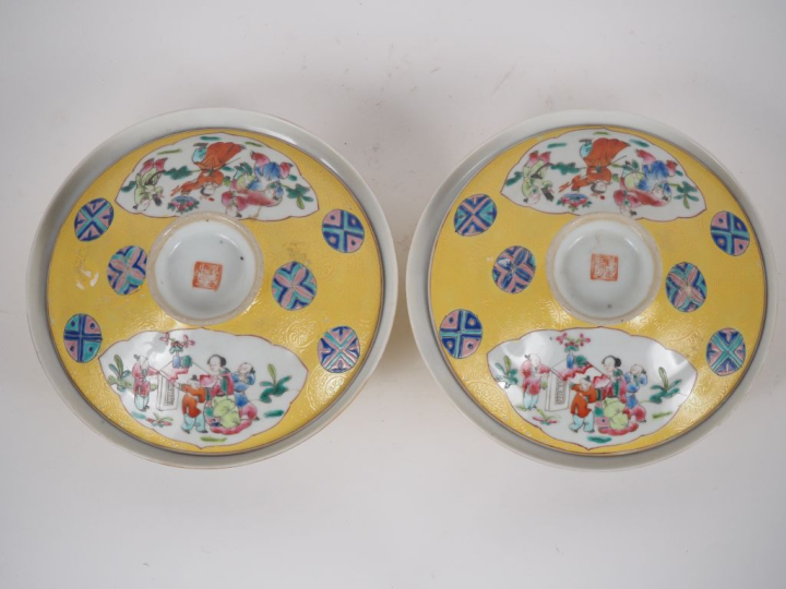 Chine, XXe siècle, Paire de coupes couvertes en porcelaine et émaux de