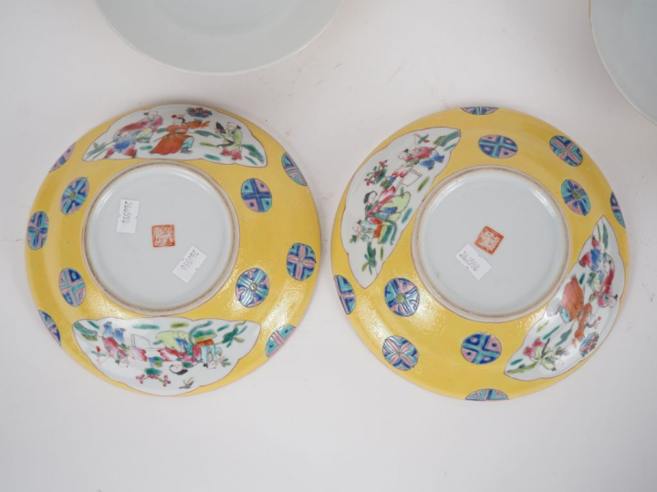 Chine, XXe siècle, Paire de coupes couvertes en porcelaine et émaux de