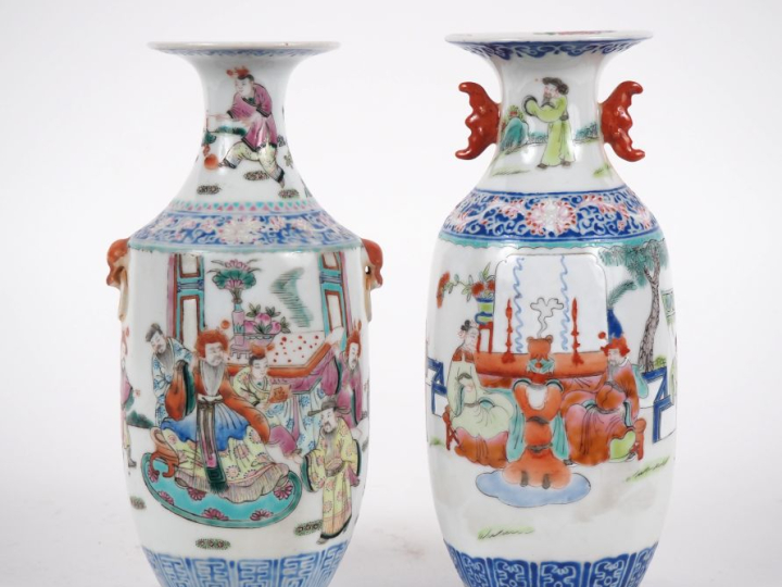 	Chine, vers 1900, Deux vases balustres en porcelaine et émaux de styl
