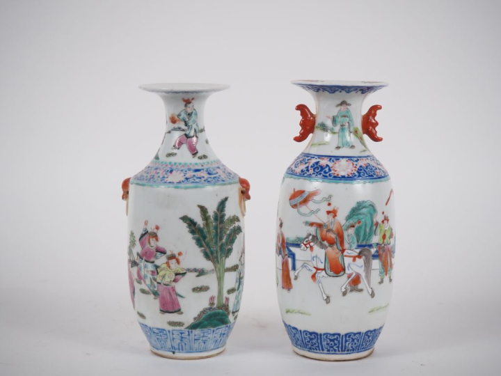 	Chine, vers 1900, Deux vases balustres en porcelaine et émaux de styl