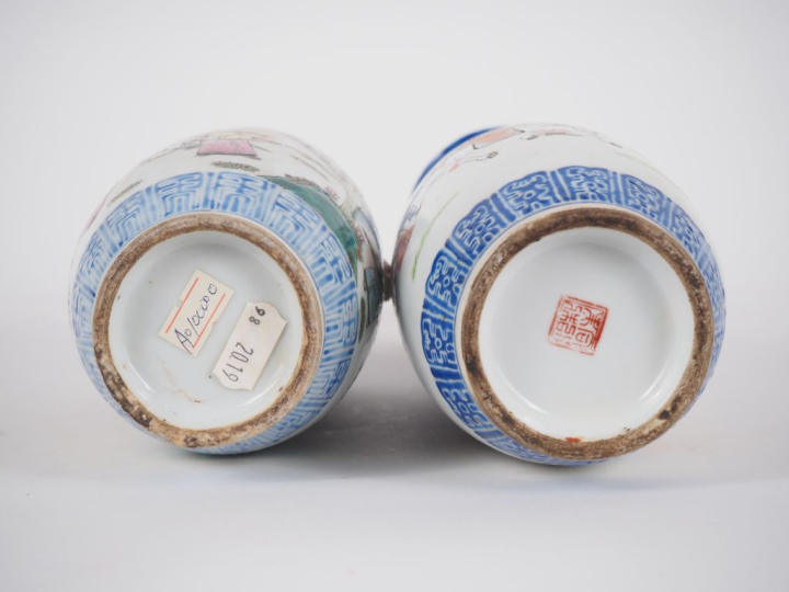 	Chine, vers 1900, Deux vases balustres en porcelaine et émaux de styl