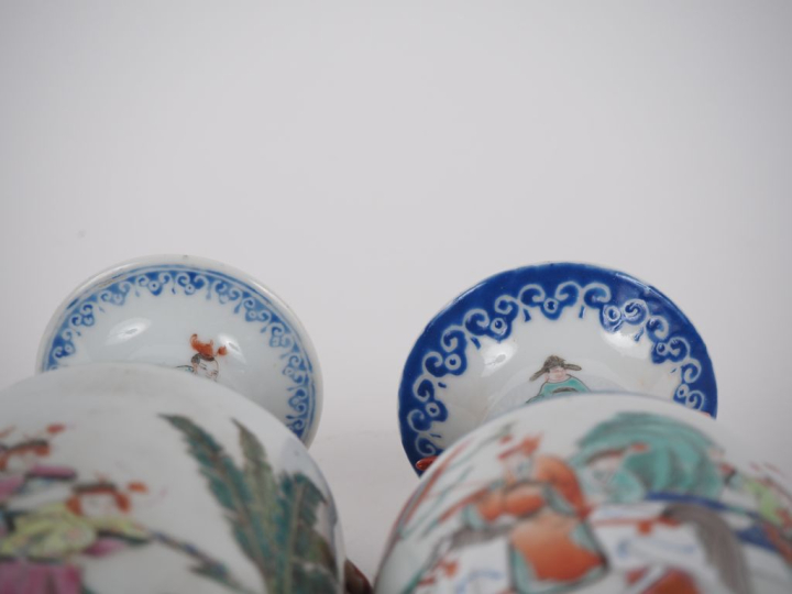 	Chine, vers 1900, Deux vases balustres en porcelaine et émaux de styl