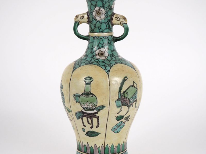 	Chine, période Qing, XIXe siècle Vase balustre en porcelaine et émaux