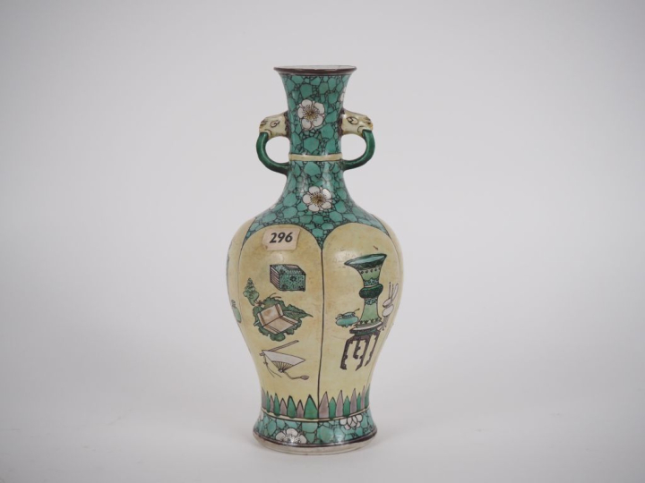 	Chine, période Qing, XIXe siècle Vase balustre en porcelaine et émaux