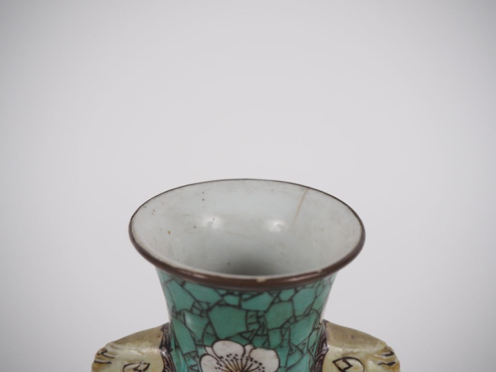 	Chine, période Qing, XIXe siècle Vase balustre en porcelaine et émaux