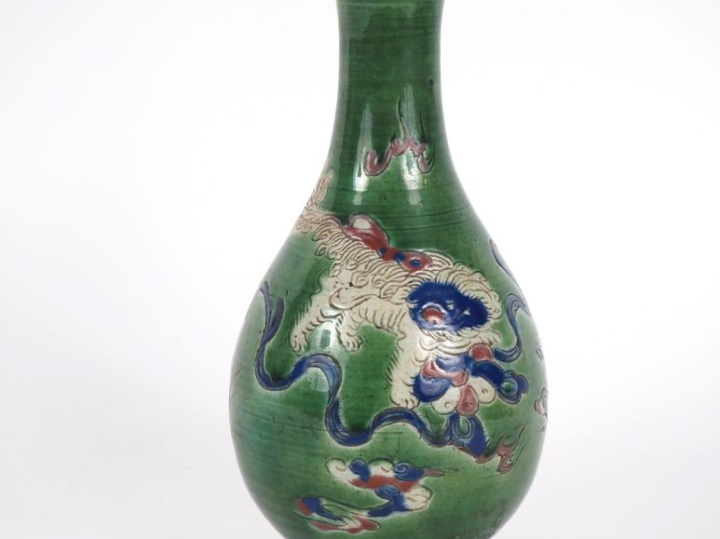 	Chine, XIXe siècle, Vase piriforme en porcelaine et émaux polychromes