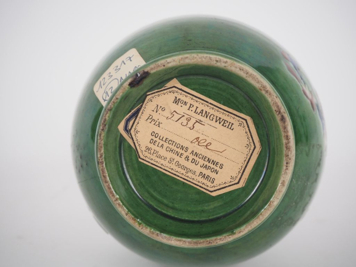	Chine, XIXe siècle, Vase piriforme en porcelaine et émaux polychromes