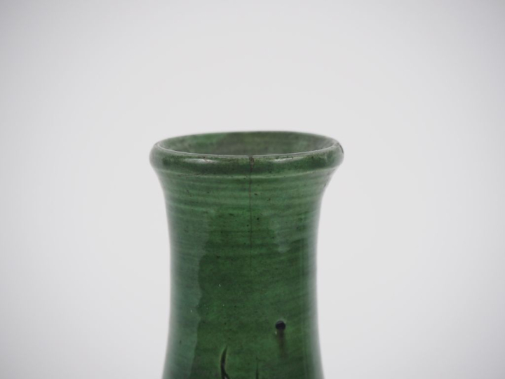 	Chine, XIXe siècle, Vase piriforme en porcelaine et émaux polychromes