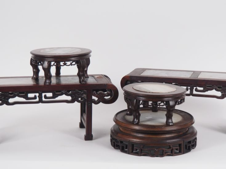 	Chine, vers 1900,  Ensemble de petits mobiliers comprenant cinq éléme