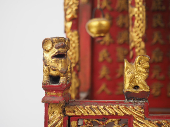 Chine, Ningbo, fin XIXe siècle Autel des ancêtres en bois laqué rouge 