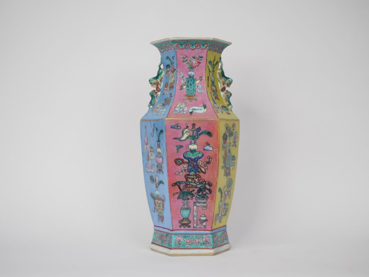 Ancien descriptif – Chine, vers 1900 (Ancienne restauration sur l’une 