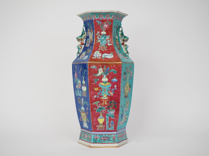 Ancien descriptif – Chine, vers 1900 (Ancienne restauration sur l’une 