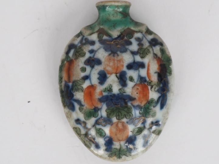 Chine, XIXe siècle Flacon tabatière en forme de fruit en porcelaine et