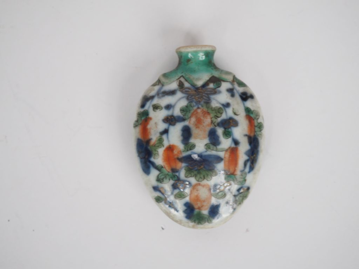 Chine, XIXe siècle Flacon tabatière en forme de fruit en porcelaine et