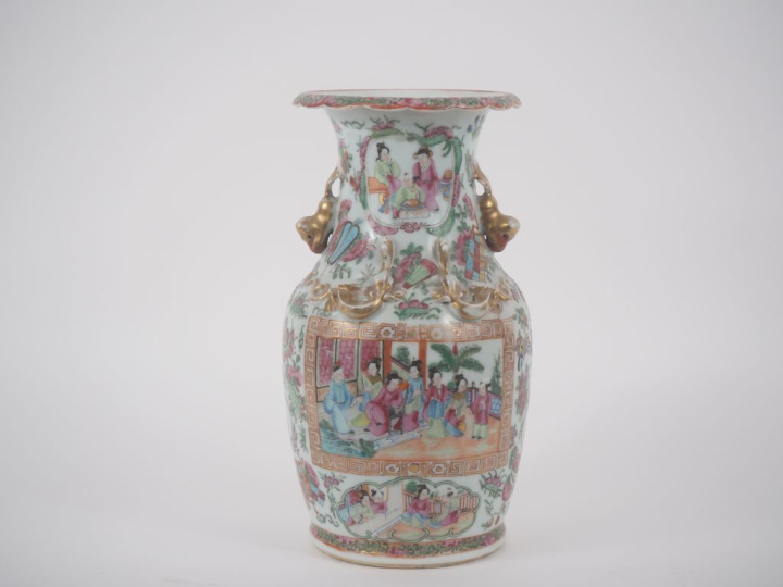 Chine, Canton, fin XIXe siècle Vase balustre en porcelaine de Canton, 