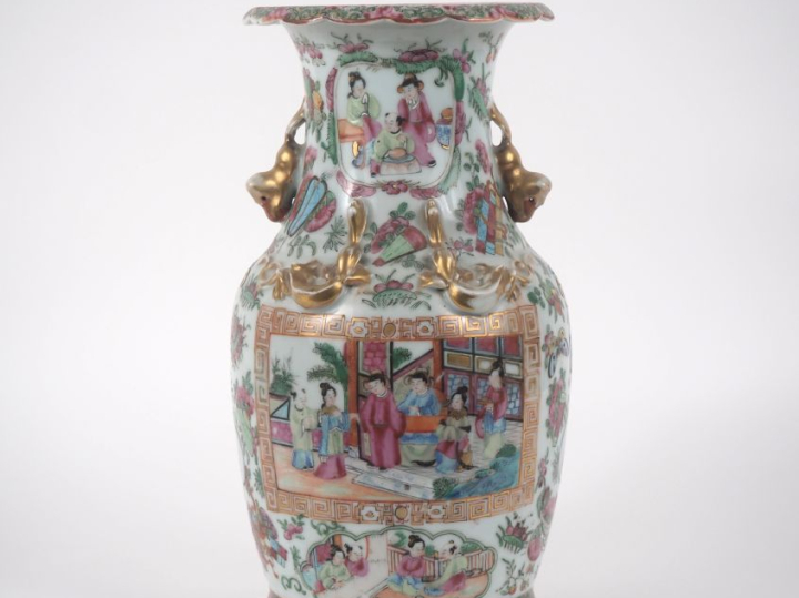 Chine, Canton, fin XIXe siècle Vase balustre en porcelaine de Canton, 